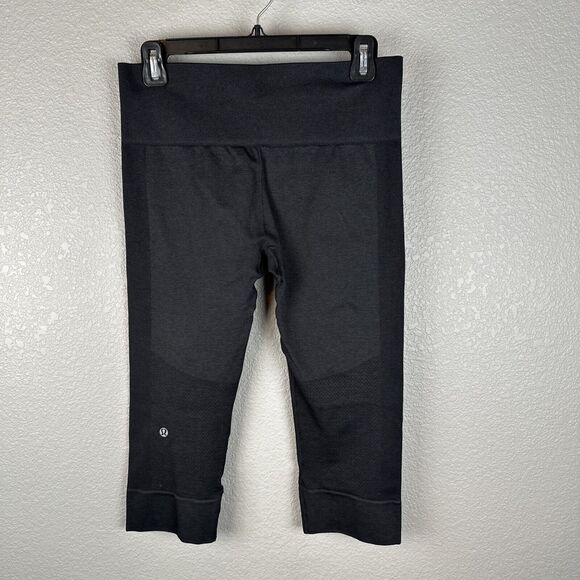 Lululemon Seamlessly Street Crop Size 8 Legging Pant 17" Black Compression - Picture 2 of 4